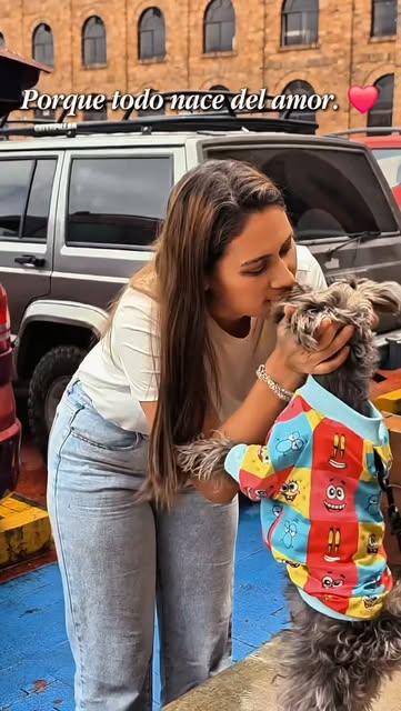 Gloria abrazando a Bimba, su perrita