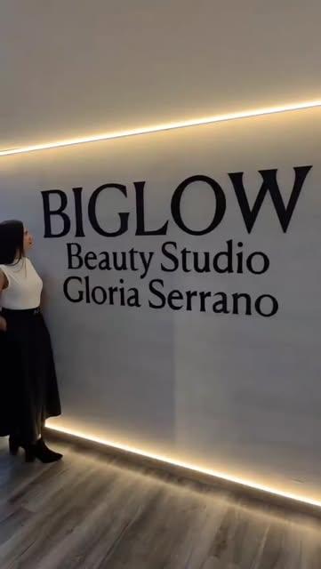 Muro con el letrero Biglow Beauty Studio Gloria Serrano en el consultorio