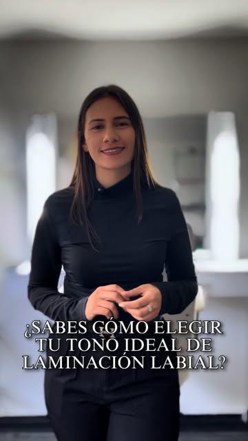 Gloria Serrano de pie en su estudio