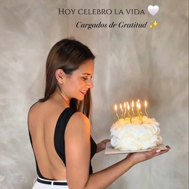 Gloria Serrano sonriendo con un pastel de cumpleaños